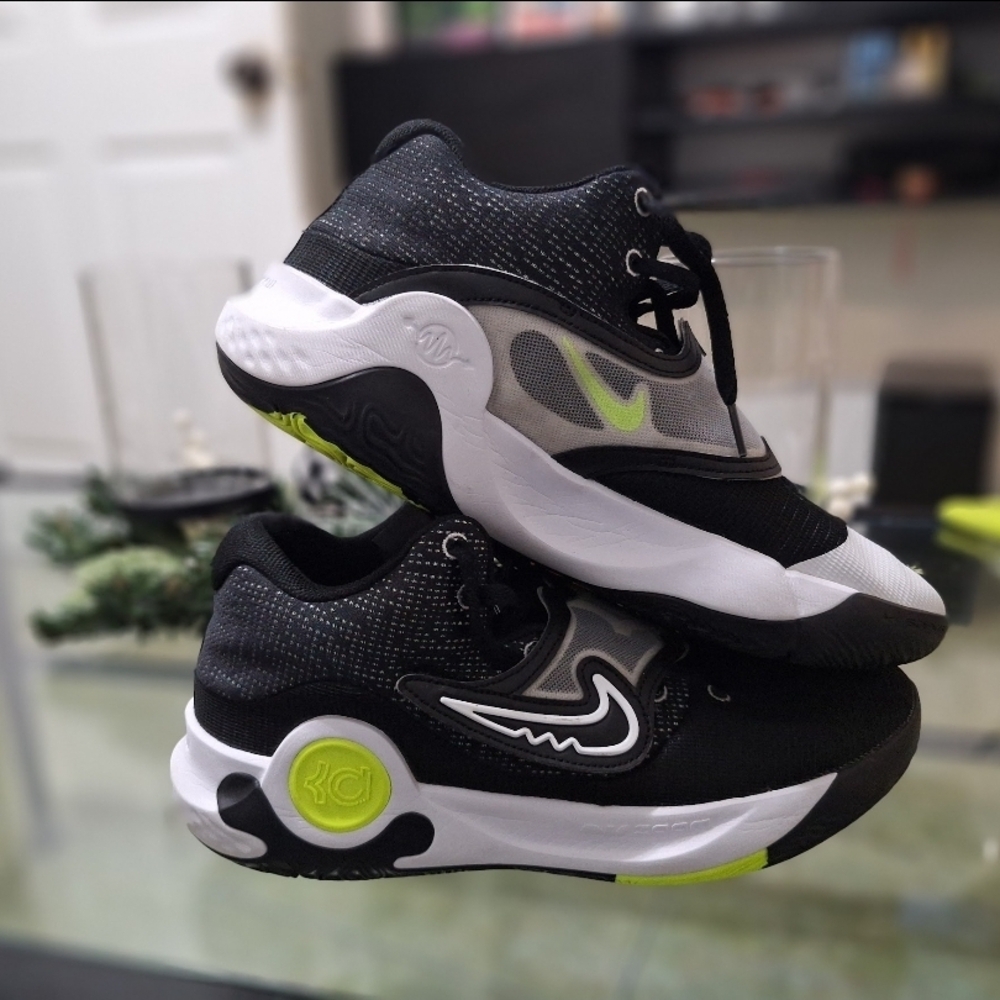 Nike Black and Green Sneakers with Modern Design